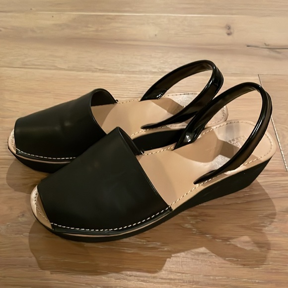 Kenneth Cole Platform Sandals. - Picture 2 of 6